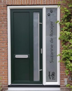 Raamfolie verticaal met hondenpootjes, love en naam